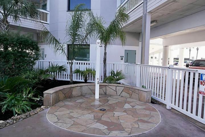 Cozy Galveston Beach Front Condo Exterior photo